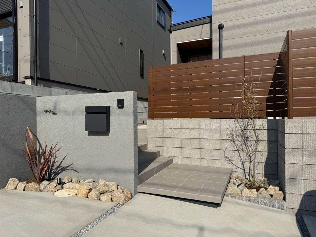 浮き階段と塗装門柱