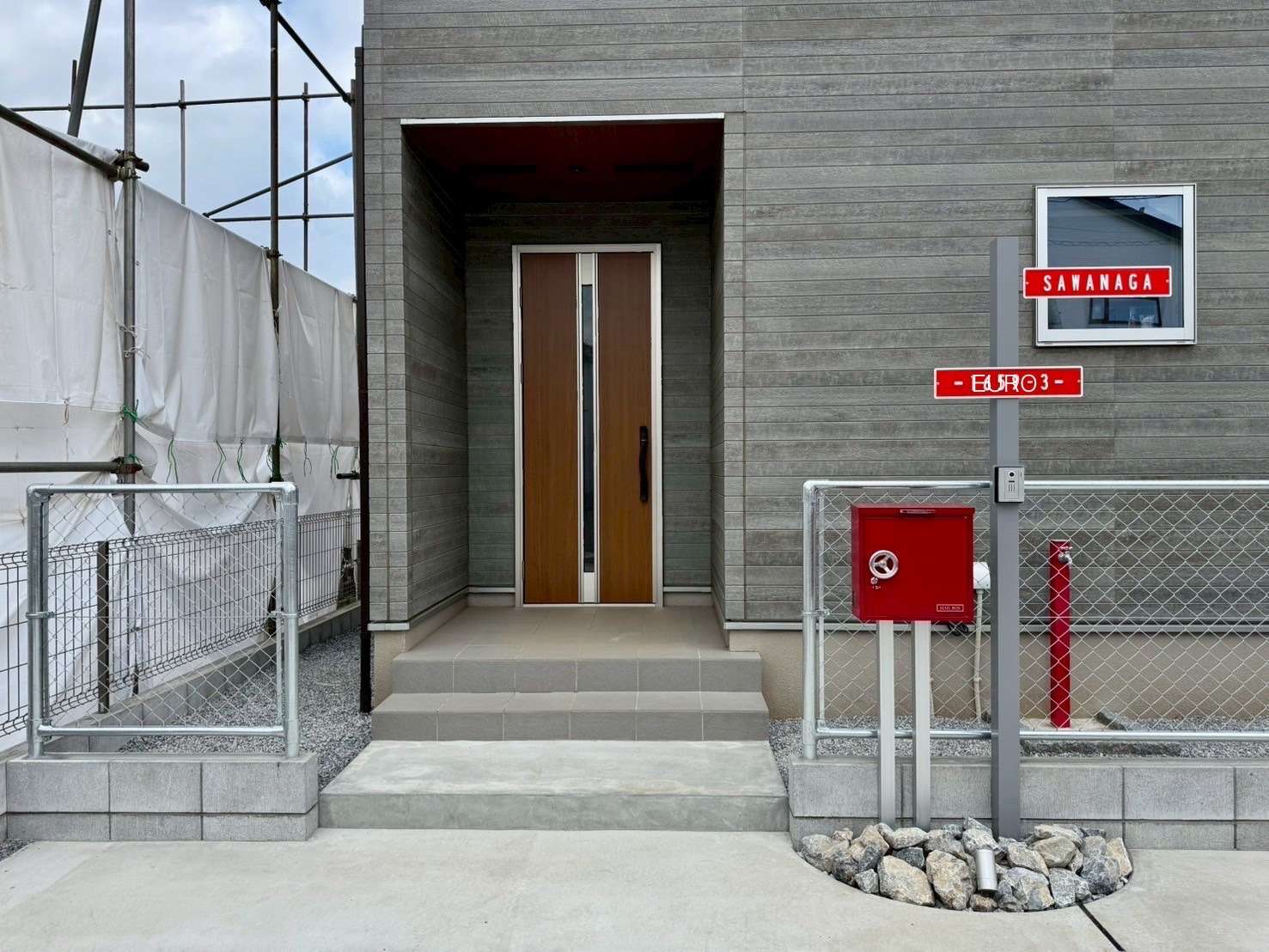 PCフェンスとユーロスタイルの門柱