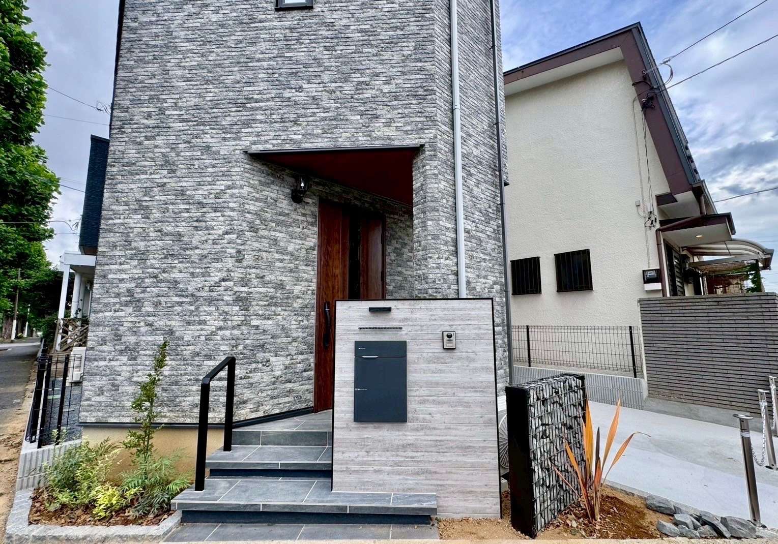 タイル貼の門柱とガビオン(松戸市)