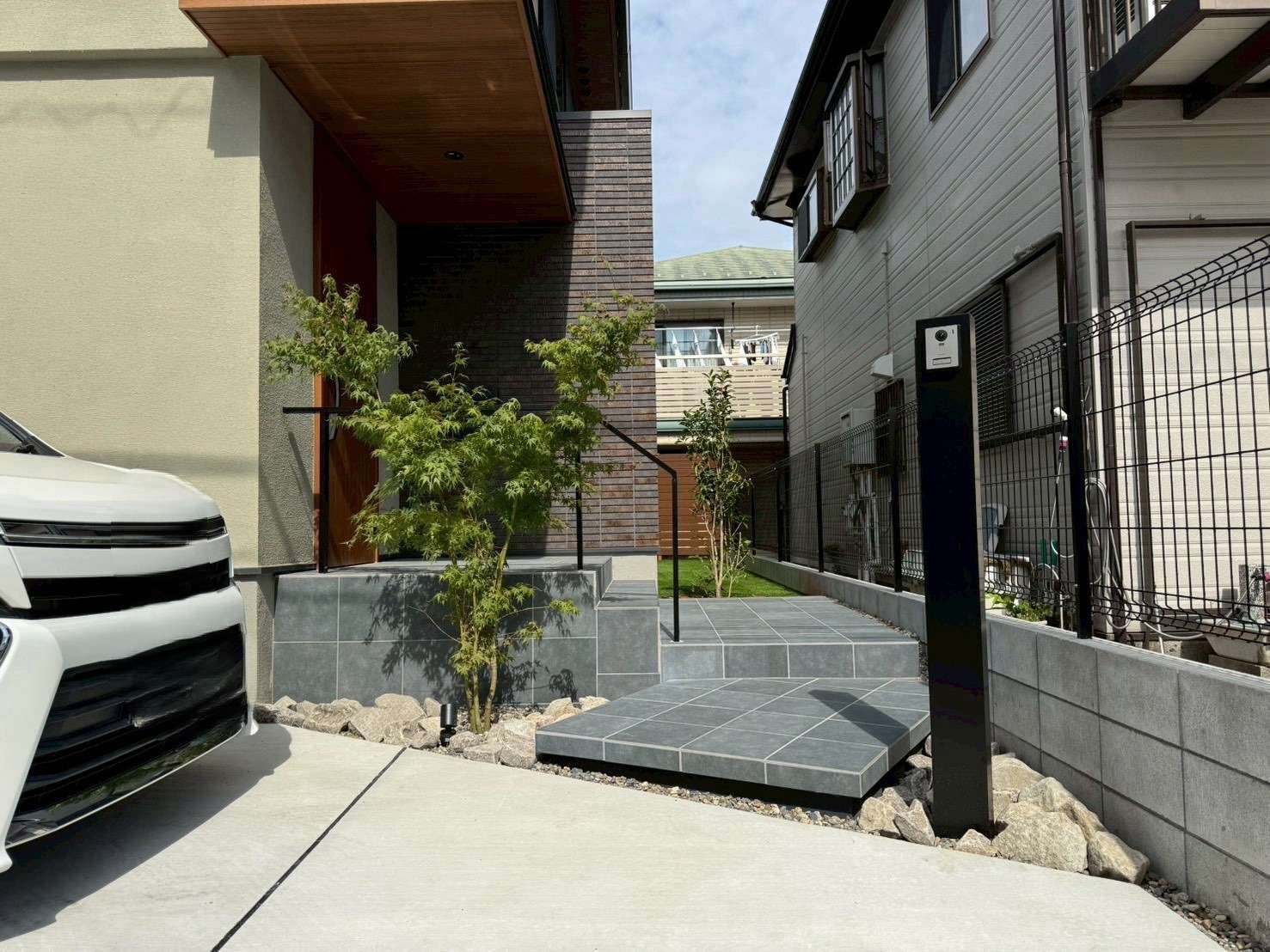 シンプルなアイテムで引き立てるアプローチ