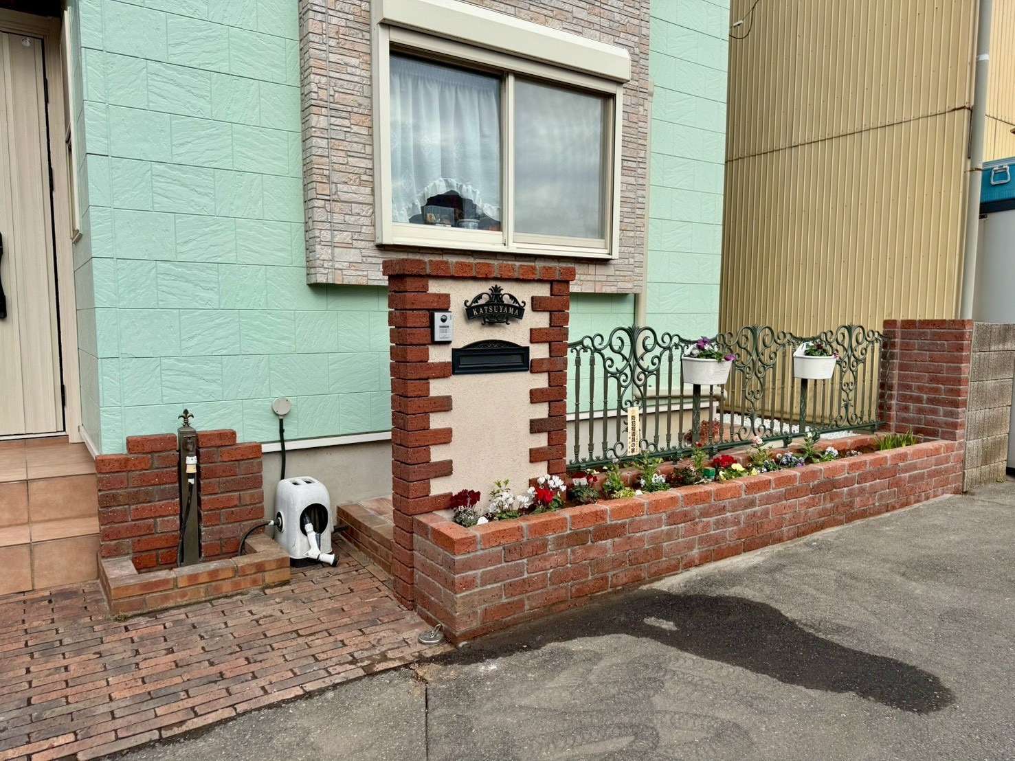 レンガを使った門柱と花壇